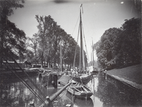 500952 Afbeelding van een schip in de Stadsbuitengracht te Utrecht, met links de Rijnkade en rechts de Catharijnesingel.